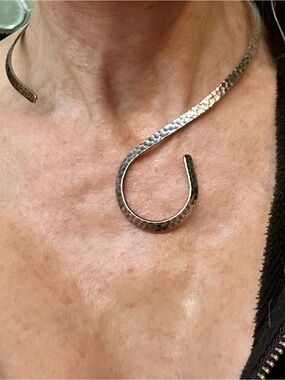 Hammered Open Curve Collar Necklace - Silver